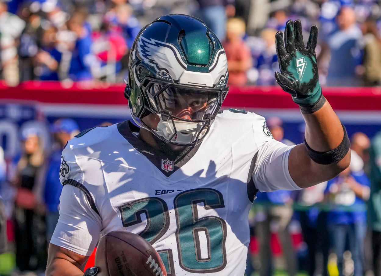NFL: Philadelphia Eagles at New York Giants Oct 20, 2024; East Rutherford, New Jersey, USA; Philadelphia Eagles running back (and former NY Giants back) Saquon Barkley (26) greets fans at MetLife Stadium. Mandatory Credit: Robert Deutsch-Imagn Images