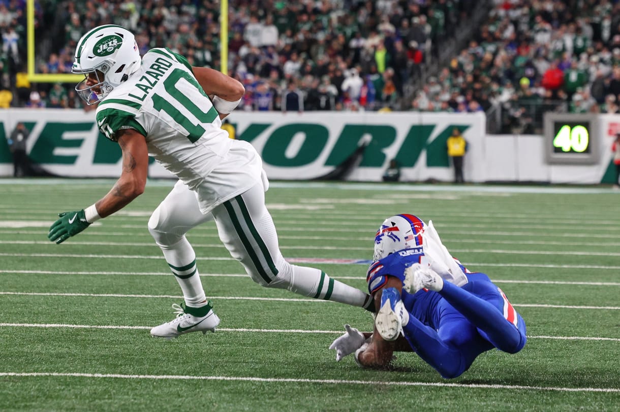 NFL: Buffalo Bills at New York Jets Oct 14, 2024; East Rutherford, New Jersey, USA; New York Jets wide receiver Allen Lazard (10) runs with the ball against the Buffalo Bills during the second half at MetLife Stadium. Mandatory Credit: Ed Mulholland-Imagn Images