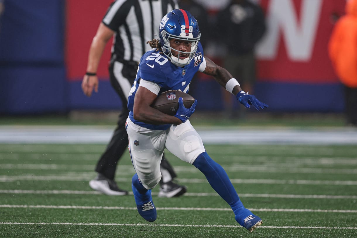 NFL: Detroit Lions at New York Giants Aug 8, 2024; East Rutherford, New Jersey, USA; New York Giants running back Eric Gray (20) carries the ball during the first half against the Detroit Lions at MetLife Stadium. Mandatory Credit: Vincent Carchietta-USA TODAY Sports