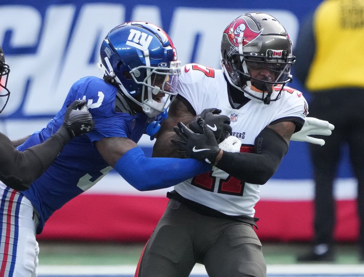 NFL: Tampa Bay Buccaneers at New York Giants Nov 24, 2024; East Rutherford, New Jersey, USA; Tampa Bay Buccaneers wide receiver Sterling Shepard (17) catches a pass against New York Giants cornerback Deonte Banks (3) during the first half at MetLife Stadium. Mandatory Credit: Robert Deutsch-Imagn Images