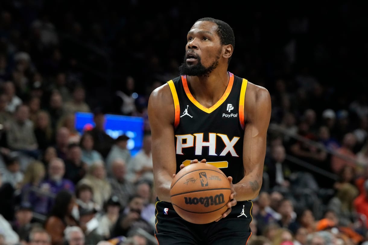 NBA: New York Knicks at Phoenix Suns Phoenix Suns forward Kevin Durant (35) shoots a technical foul against the New York Knicks in the first half at Footprint Center