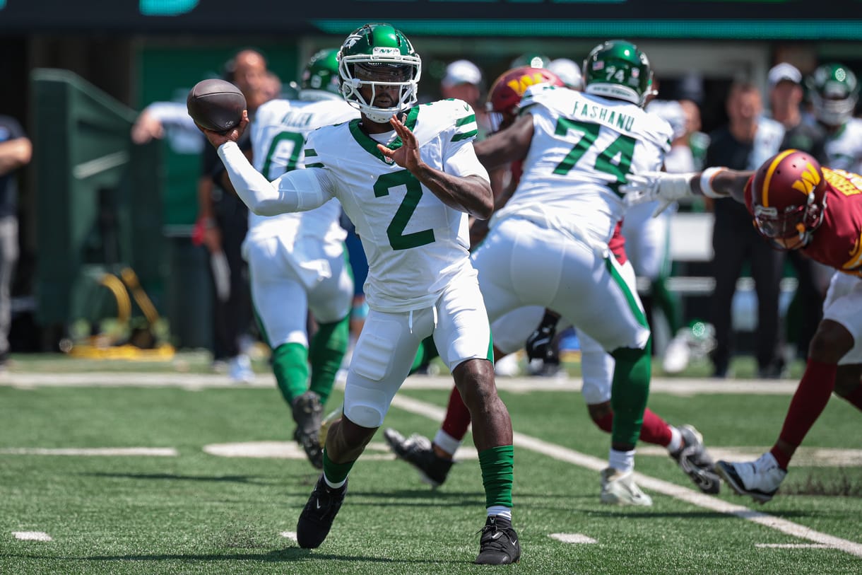 NFL: Washington Commanders at New York Jets Aug 10, 2024; East Rutherford, New Jersey, USA; New York Jets quarterback Tyrod Taylor (2) throws the ball during the first quarter against the Washington Commanders at MetLife Stadium. Mandatory Credit: Vincent Carchietta-USA TODAY Sports