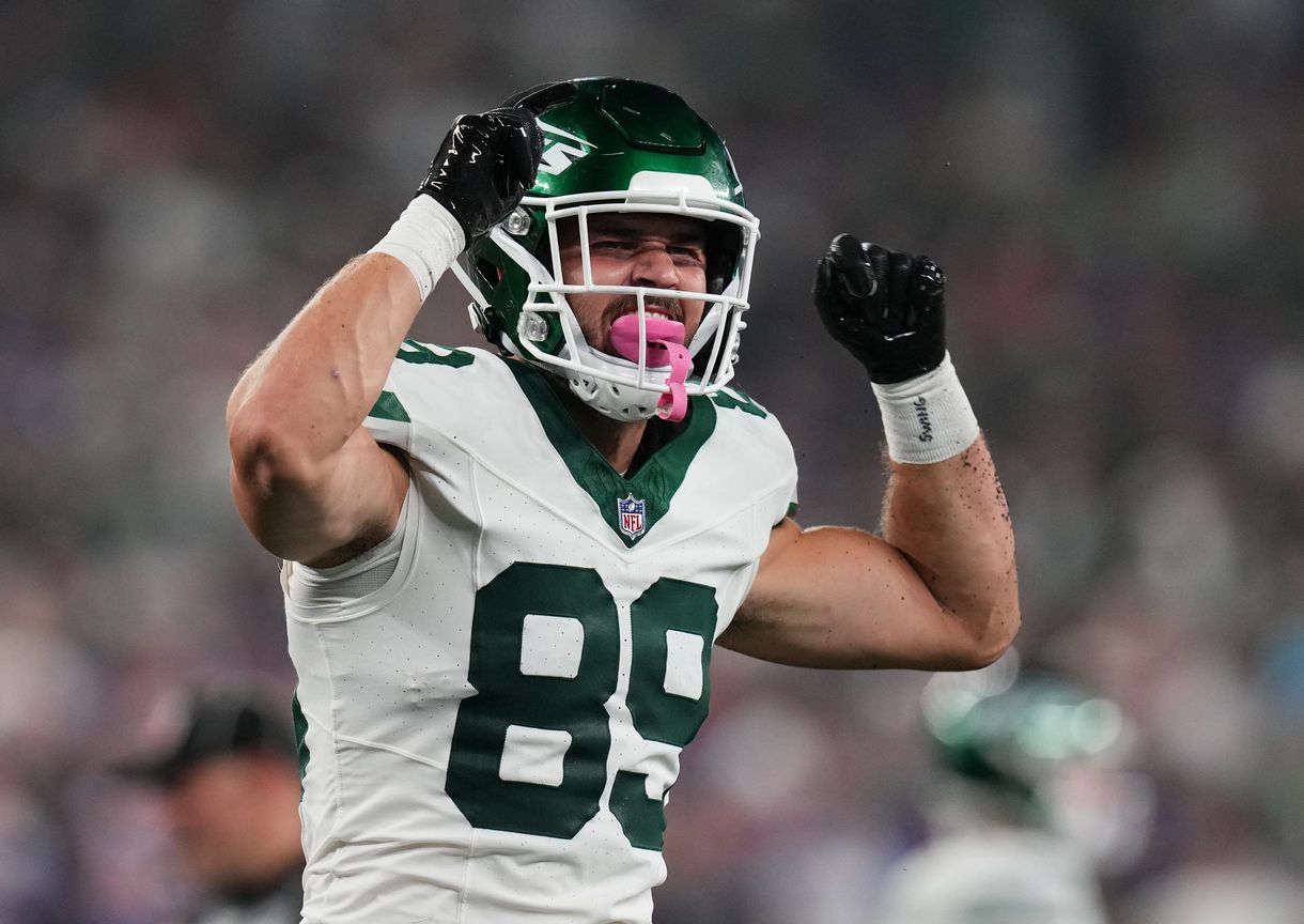 Syndication: The Record New York Jets tight end Jeremy Ruckert (89) gestures to the crowd in the second half. The Jets defeat the Bills in overtime, 22-16,