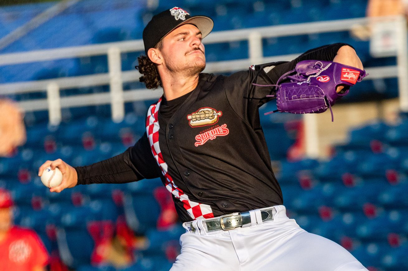 R.J. Gordon throws a pitch in a black Binghamton Spiedies jersey