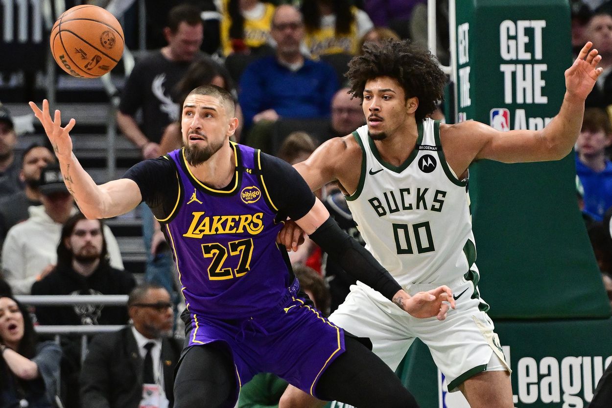knicks, Alex Len, NBA: Los Angeles Lakers at Milwaukee Bucks