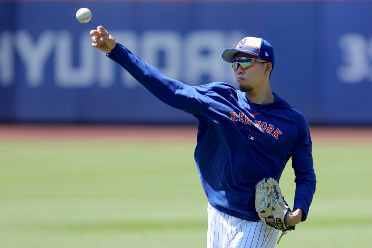 MLB: Arizona Diamondbacks at New York Mets Jun 1, 2024; New York City, New York, USA; New York Mets injured starting pitcher Kodai Senga (34) throws a baseball in the outfield before a game against the Arizona Diamondbacks at Citi Field. Mandatory Credit: Brad Penner-USA TODAY Sports
